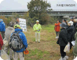 写真 外来種対策の説明