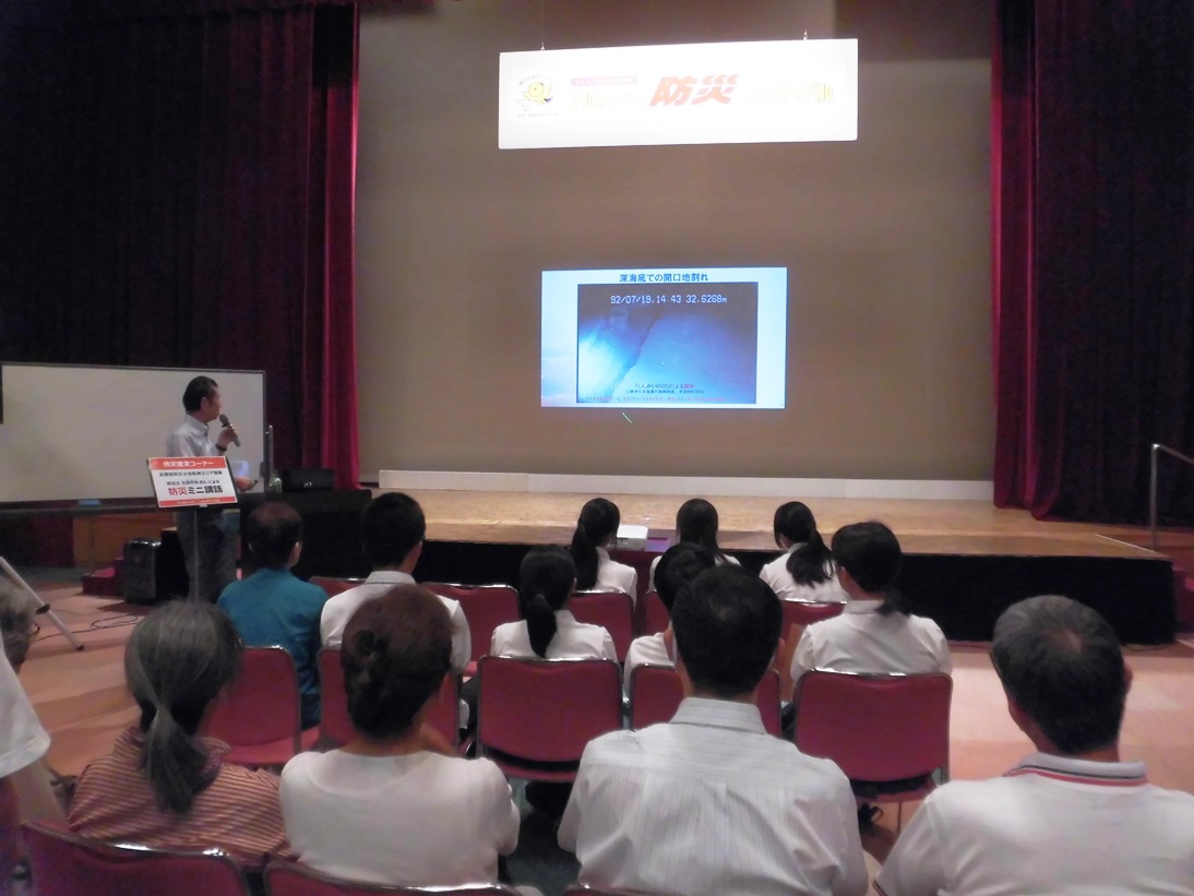 河川レンジャーのポスターを見る人