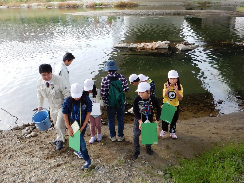 川の様子を確認して水汲み