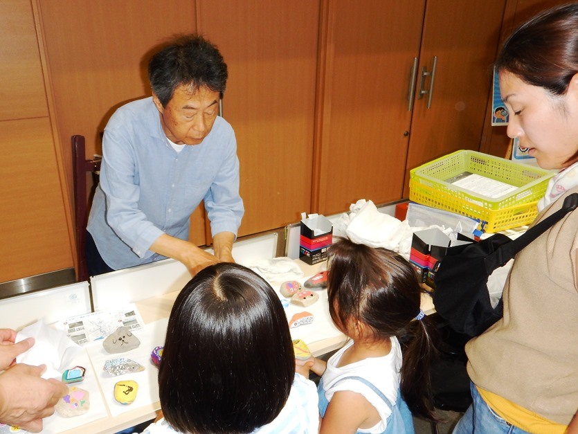 来場者と話をする今西レンジャー協力員