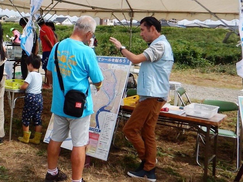洪水ハザードマップを説明する志築レンジャー