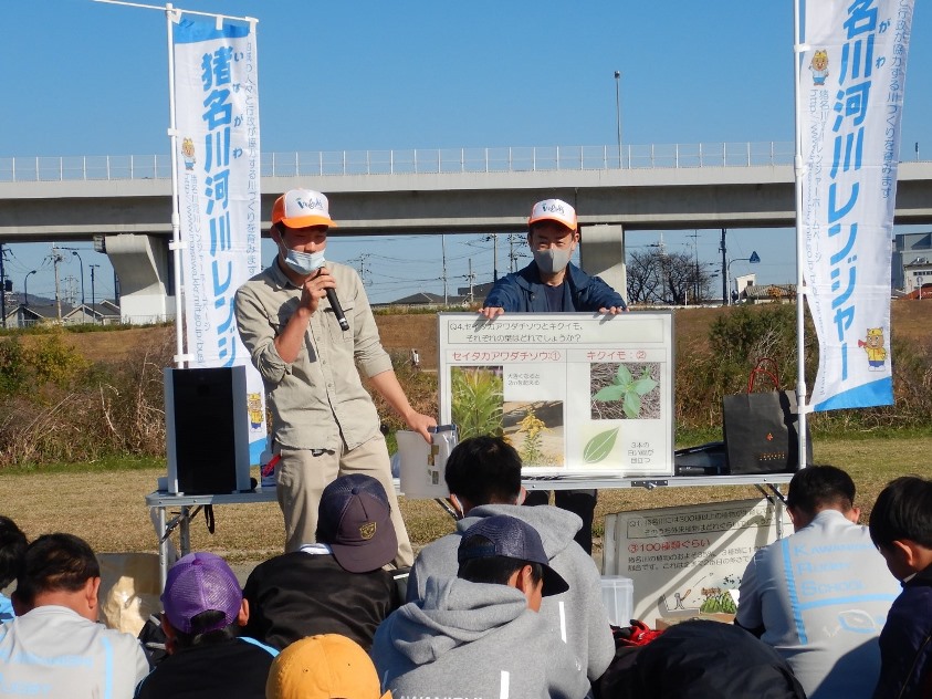 水谷協力員による外来植物の説明