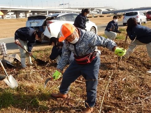 駆除作業する佐藤レンジャーの様子