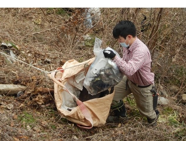 ゴミの引き上げ作業（清和台東 清和苑下）
