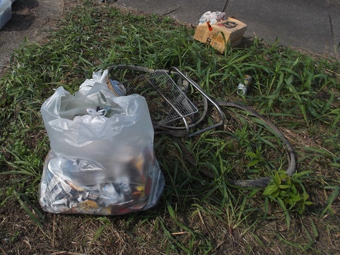 猪名川に捨てられたゴミ