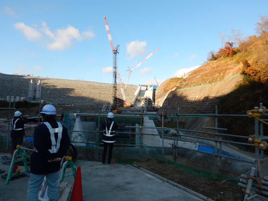 堤体下流側からの視察