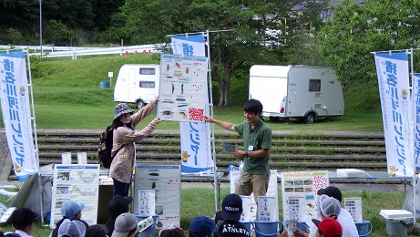 知明湖キャンプ場の川で里山体験学習