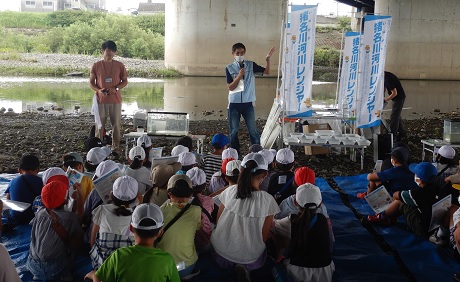 猪名川の河原で川を見ながら体験学習