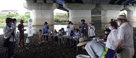 猪名川の河原で体験学習