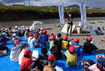 広い河原を教室にして体験学習