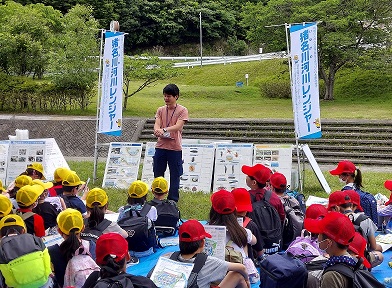 知明湖キャンプ場の川で里山体験学習