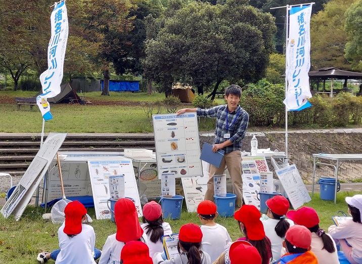 知明湖キャンプ場の川で里山体験学習