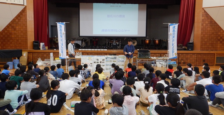 体育館に集まってみんなで体験学習