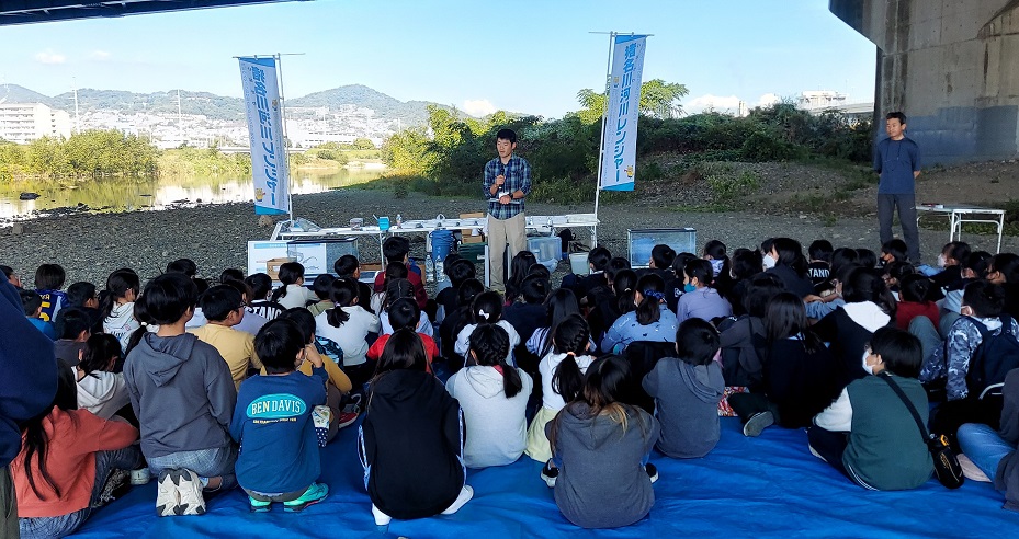 猪名川の河原で体験学習