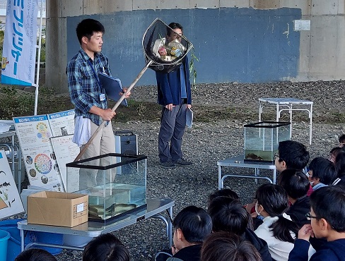 生物が生息する河川環境とゴミの問題の解説