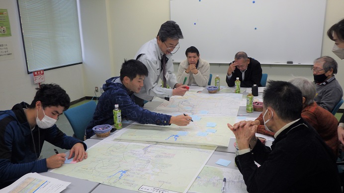 テーブルを囲んだ座談会形式での自由な意見交換