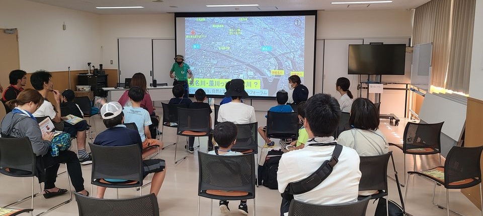 室内講義「藻川ってどんな川？」の様子