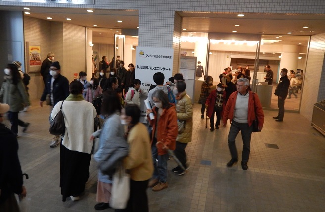 ホールからの避難