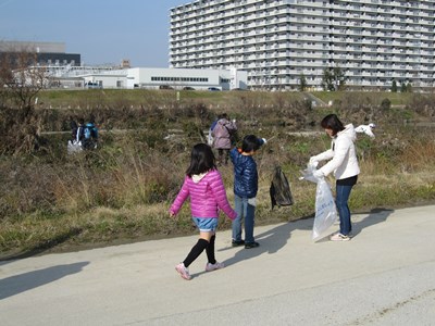 \ゴミ拾いのようす"