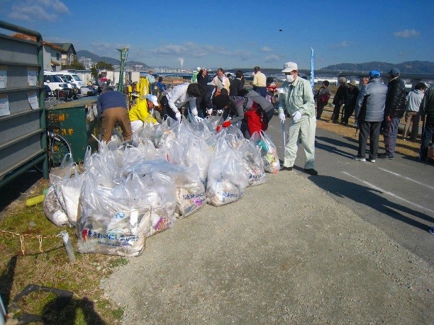 \ゴミ拾いのようす"