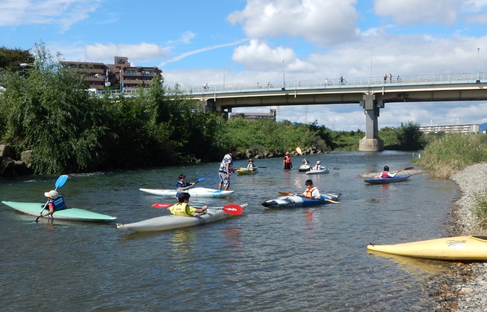\主催者によるカヌー体験などメニュー豊富！