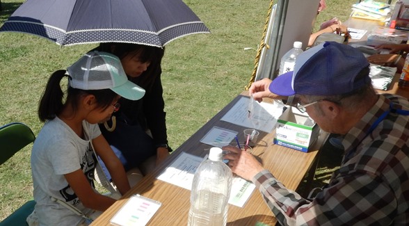 \水質パックテスト体験。藻川の水はとてもきれいです！