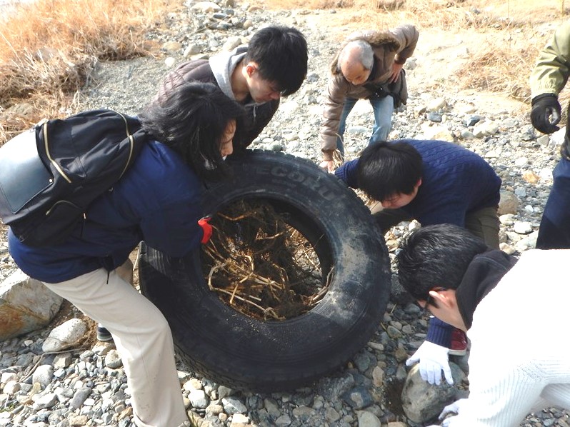 ゴミ拾いのようす