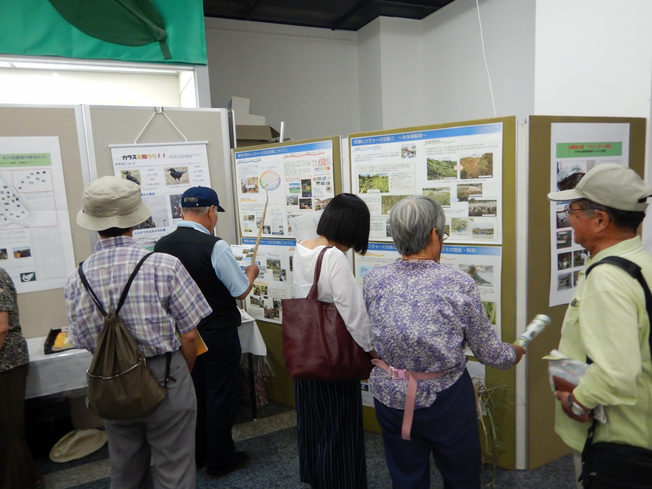 来場者に活動内容を紹介しています