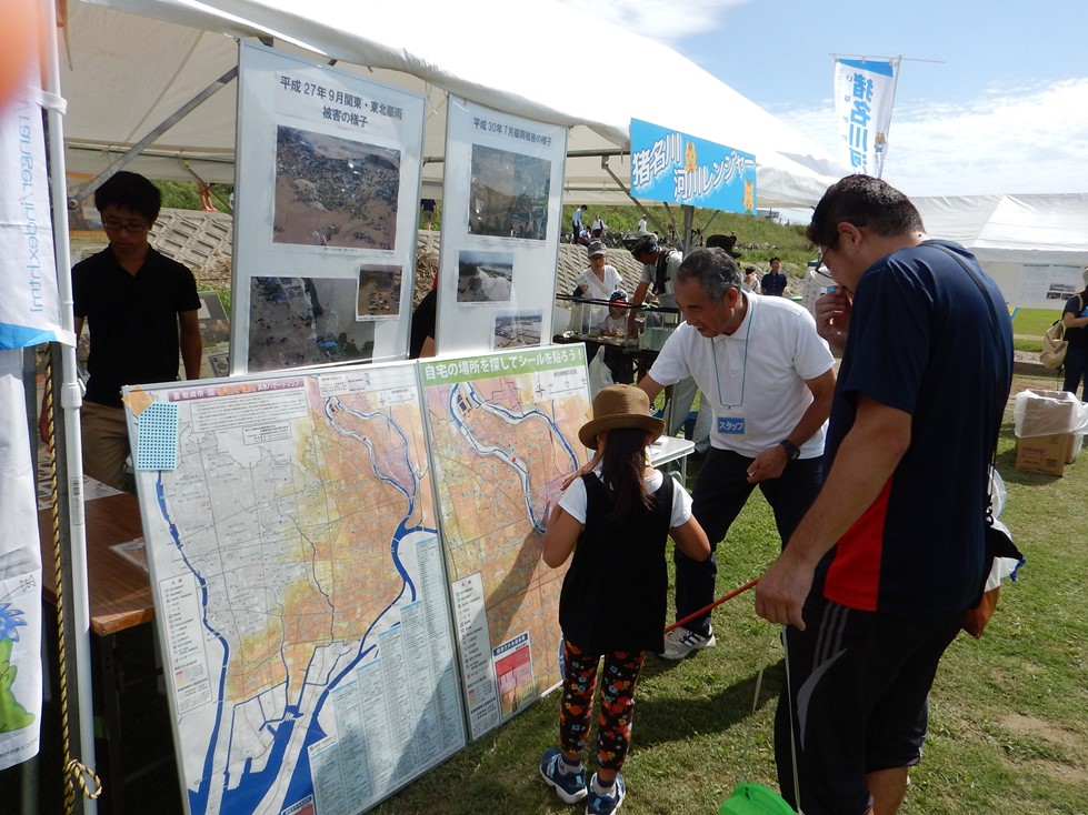 ハザードマップを説明する中済レンジャー