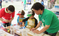 水質調査をする子どもたち