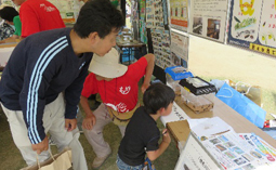 猪名川に生息するホタルの幼虫の展示
