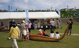 猪名川河川レンジャーのブース前に葦船が展示されていました